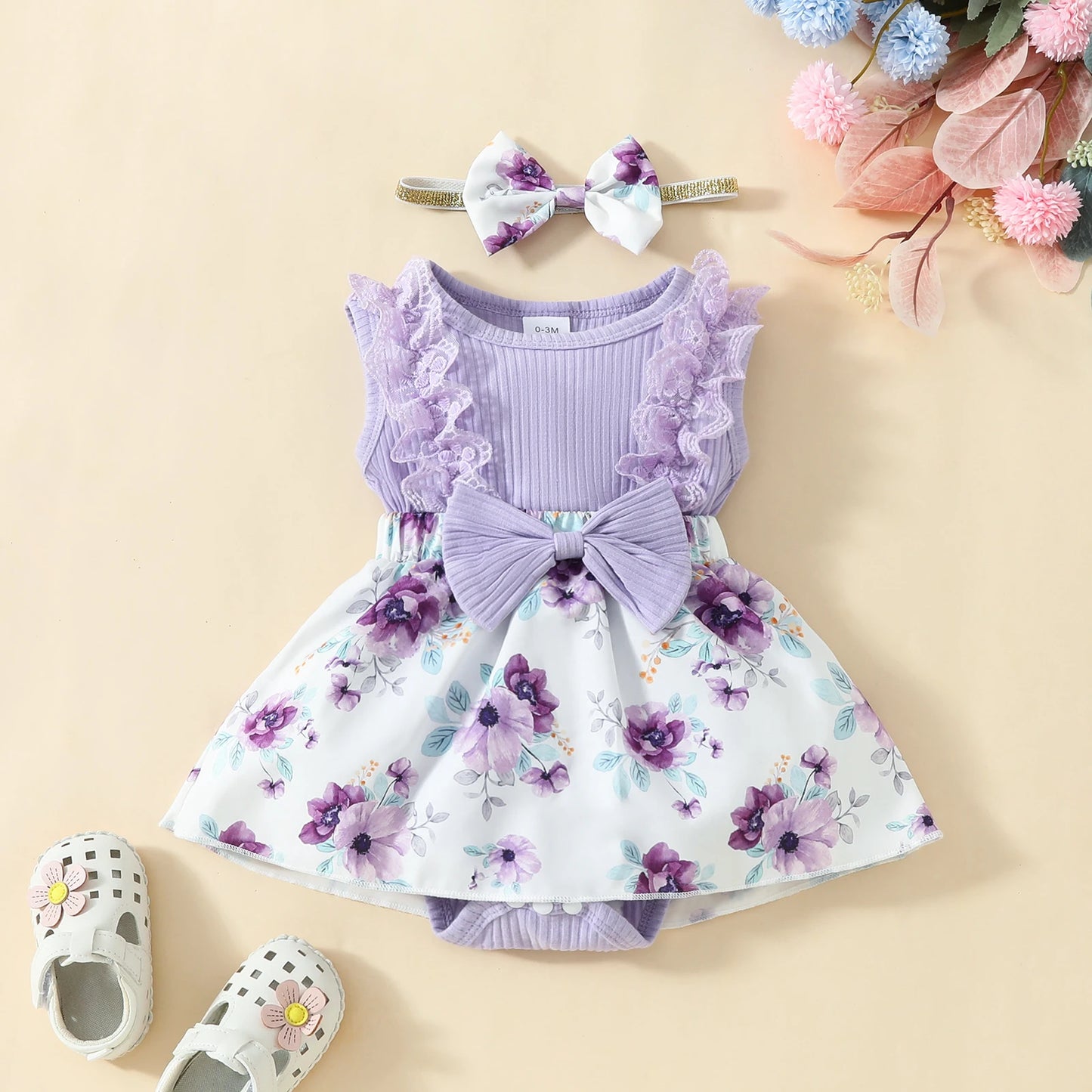 Body infantil casual com estampa floral, vestido sem mangas com decoração de laço.