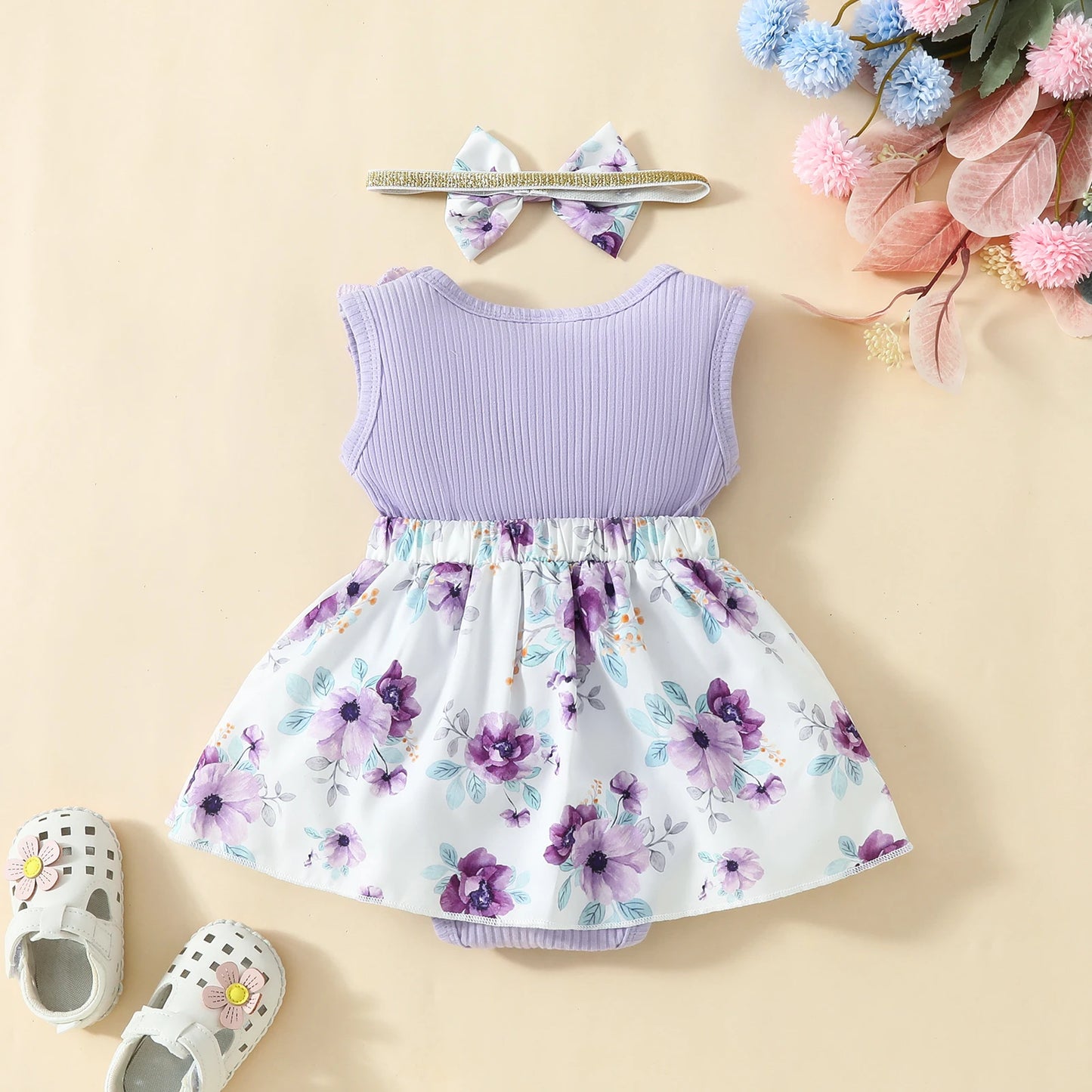 Body infantil casual com estampa floral, vestido sem mangas com decoração de laço.