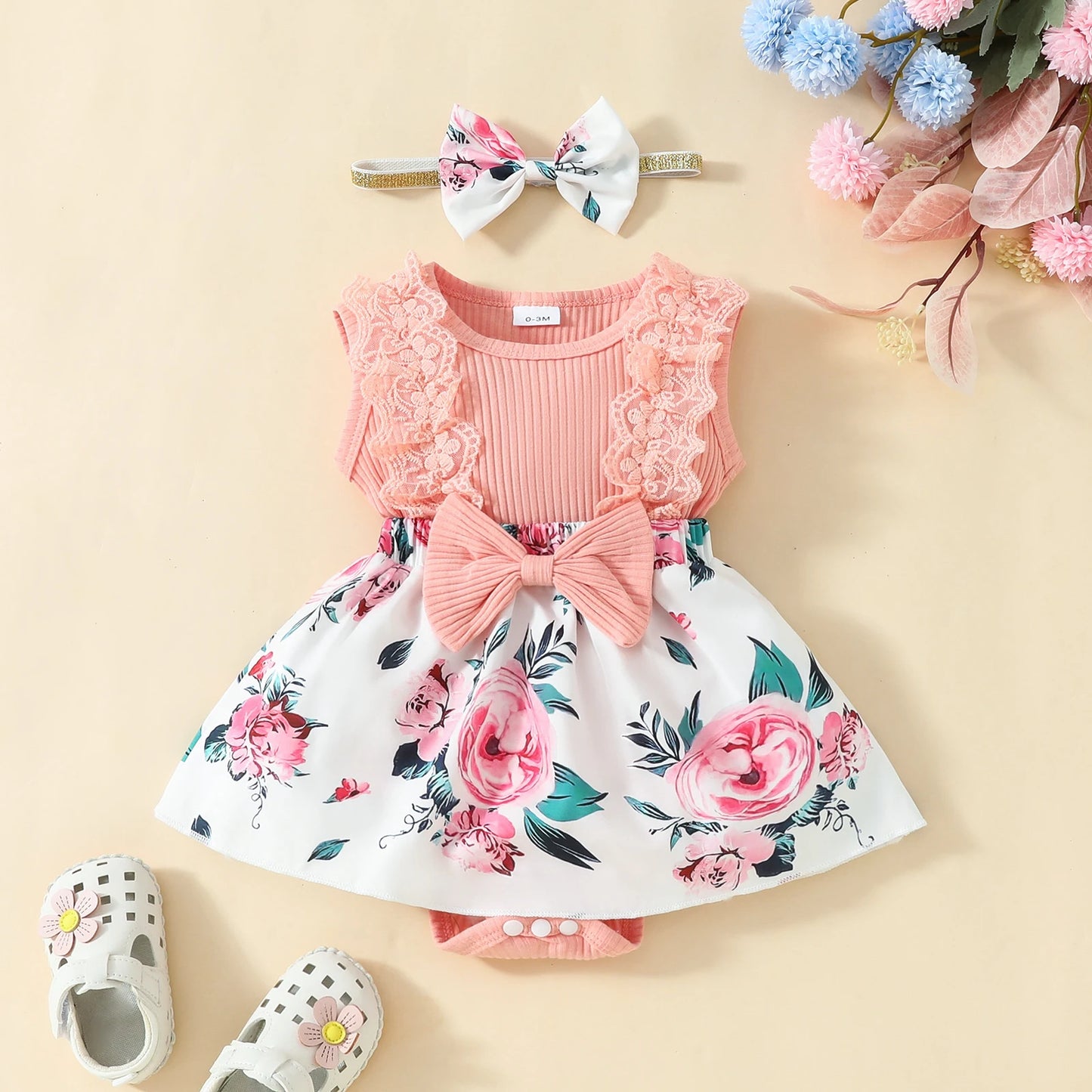 Body infantil casual com estampa floral, vestido sem mangas com decoração de laço.